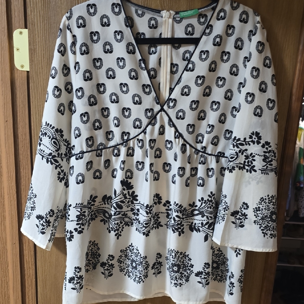 United Colors Of Benetton Black and Cream Blouse